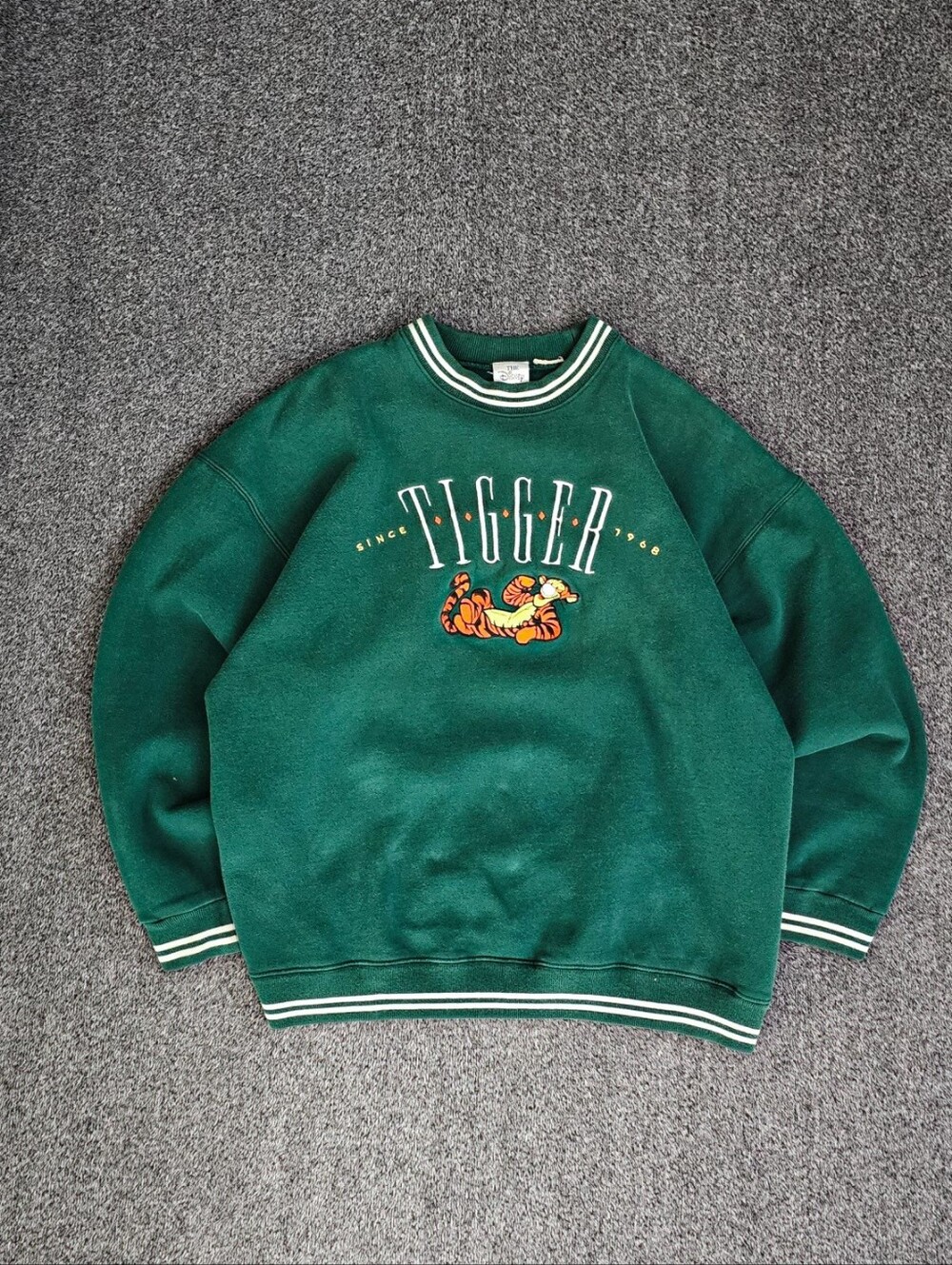 The Disney Store Unisex Tigger the Tiger Pullover Green Sweatshirt Size Medium